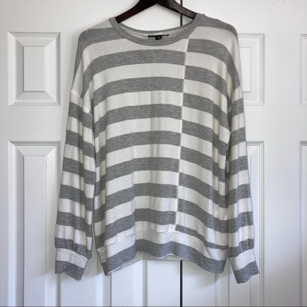 Karen Kane Gray & White Striped Medium Long Sleeve Soft Sweater